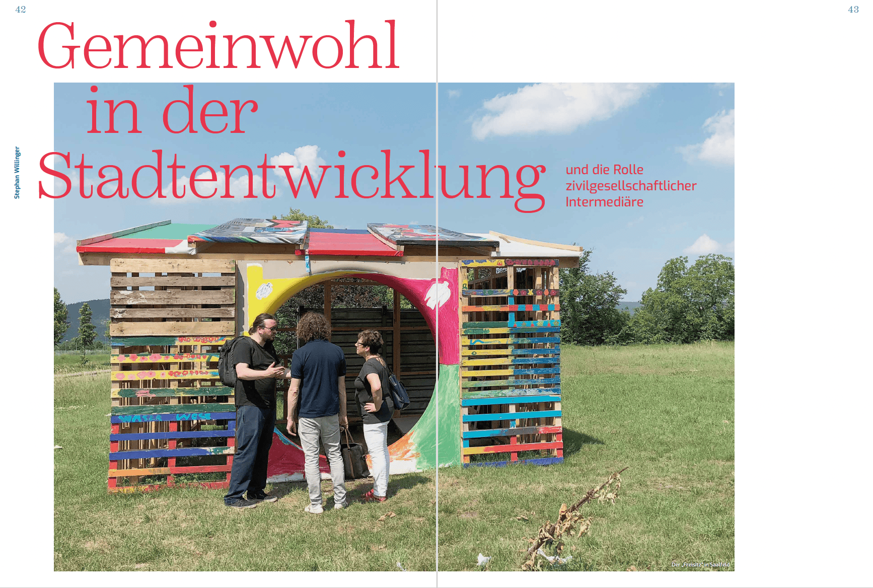 Bürger diskutieren vor einem bunten, nachhaltigen Bauprojekt im Freien.