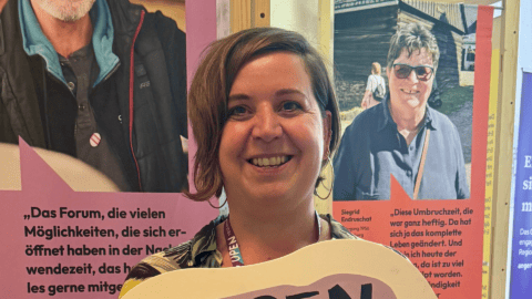 Frau bei Rofinpark-Veranstaltung mit bunten Infoständen.