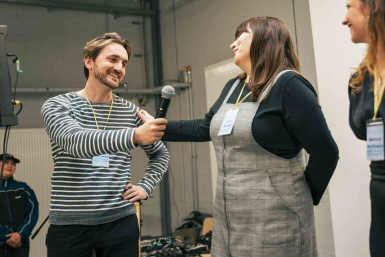 Mann bei Gründungsveranstaltung in Chemnitz spricht in Mikrofon.