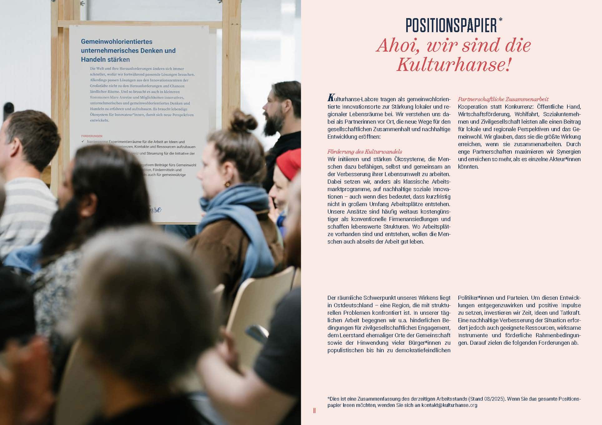 Menschen bei einer Konferenz lesen ein Positionpapier an einer Pinnwand.