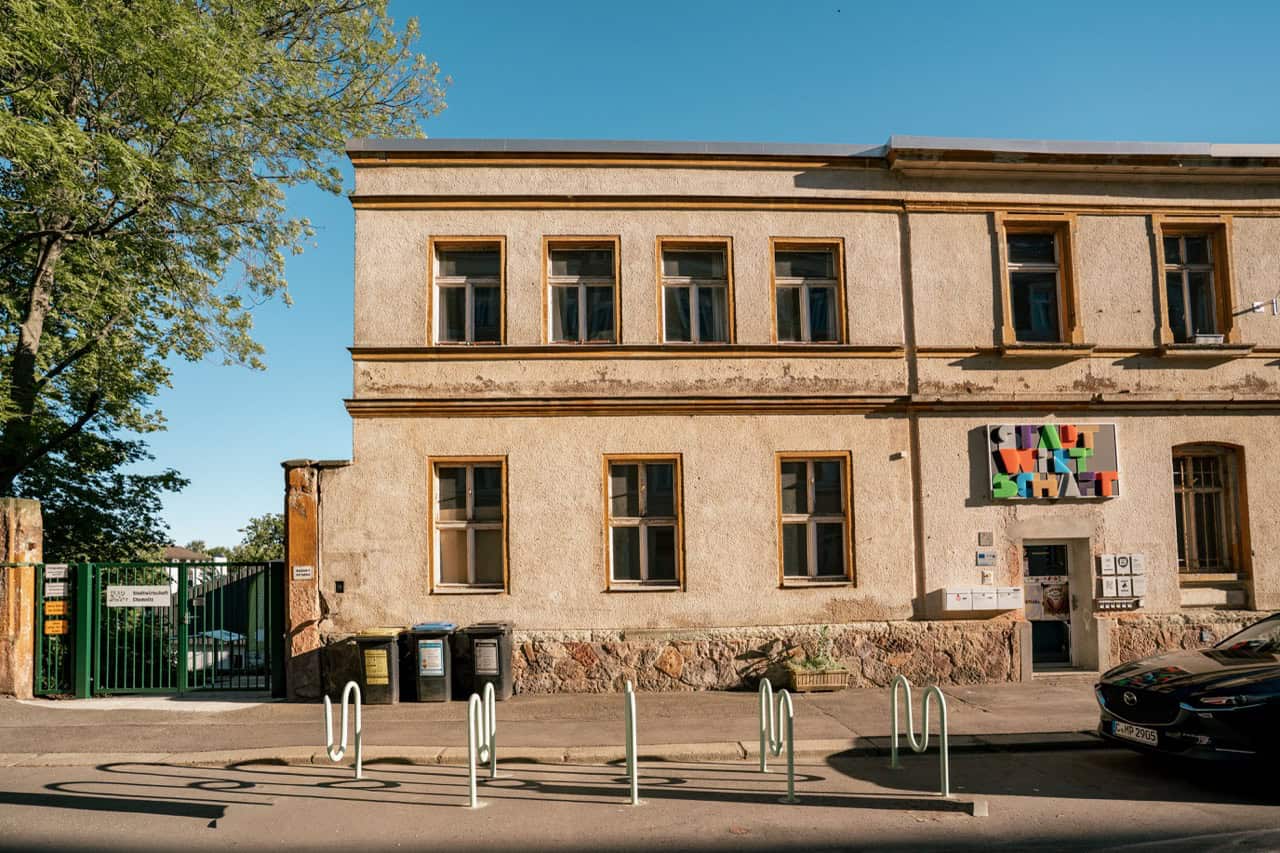 Historisches Gebäude in Chemnitz mit moderner Kunstinstallation an der Fassade.