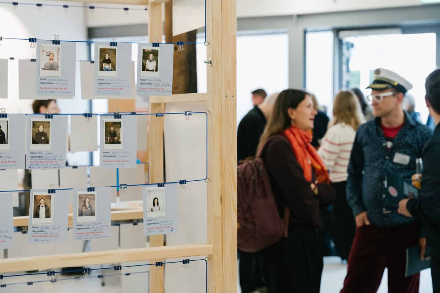 Menschen und ihre Geschichten auf einer Ausstellung.
