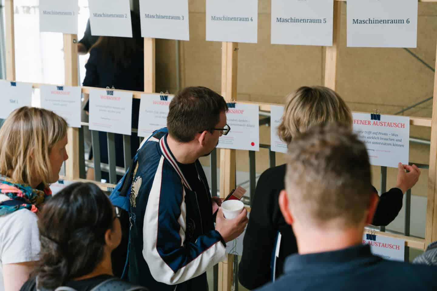 Menschen beim Austausch im Maschinenraum 4 während des Projekts.