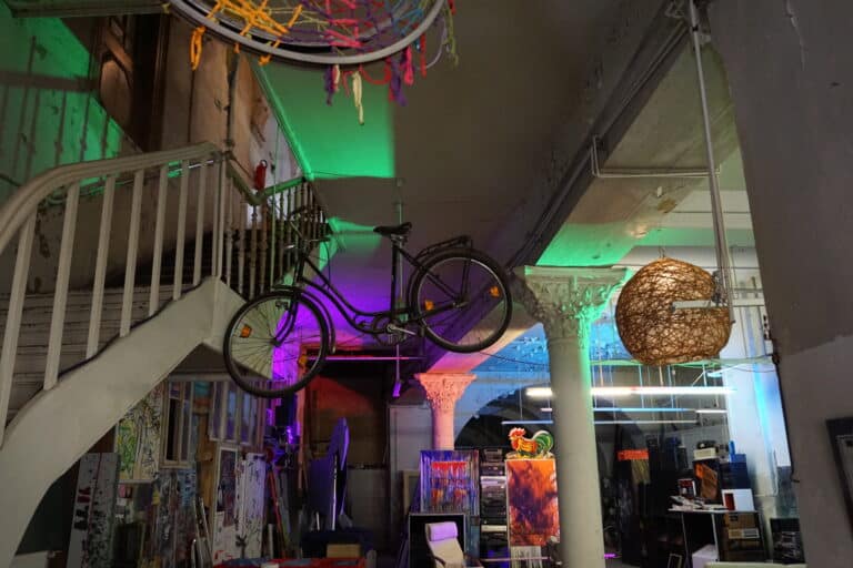 Bunte Kunstinstallation in Zittau mit Fahrrad und farbigen Lichtern im Raum.