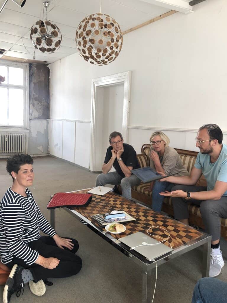 Gruppe in einem Akademie-Raum bei einer Schulung oder Besprechung.