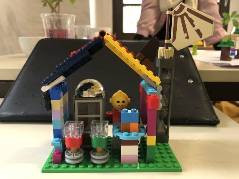 Kreatives LEGO-Modell mit bunten Bausteinen, Figuren und einer Pferdefigur, ideal für Bildungs- und.