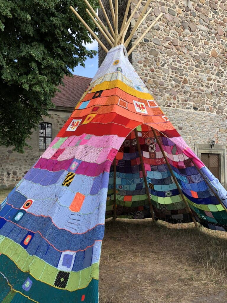 Buntes Zelt aus Stoffen mit verschiedenen Mustern und Farben.