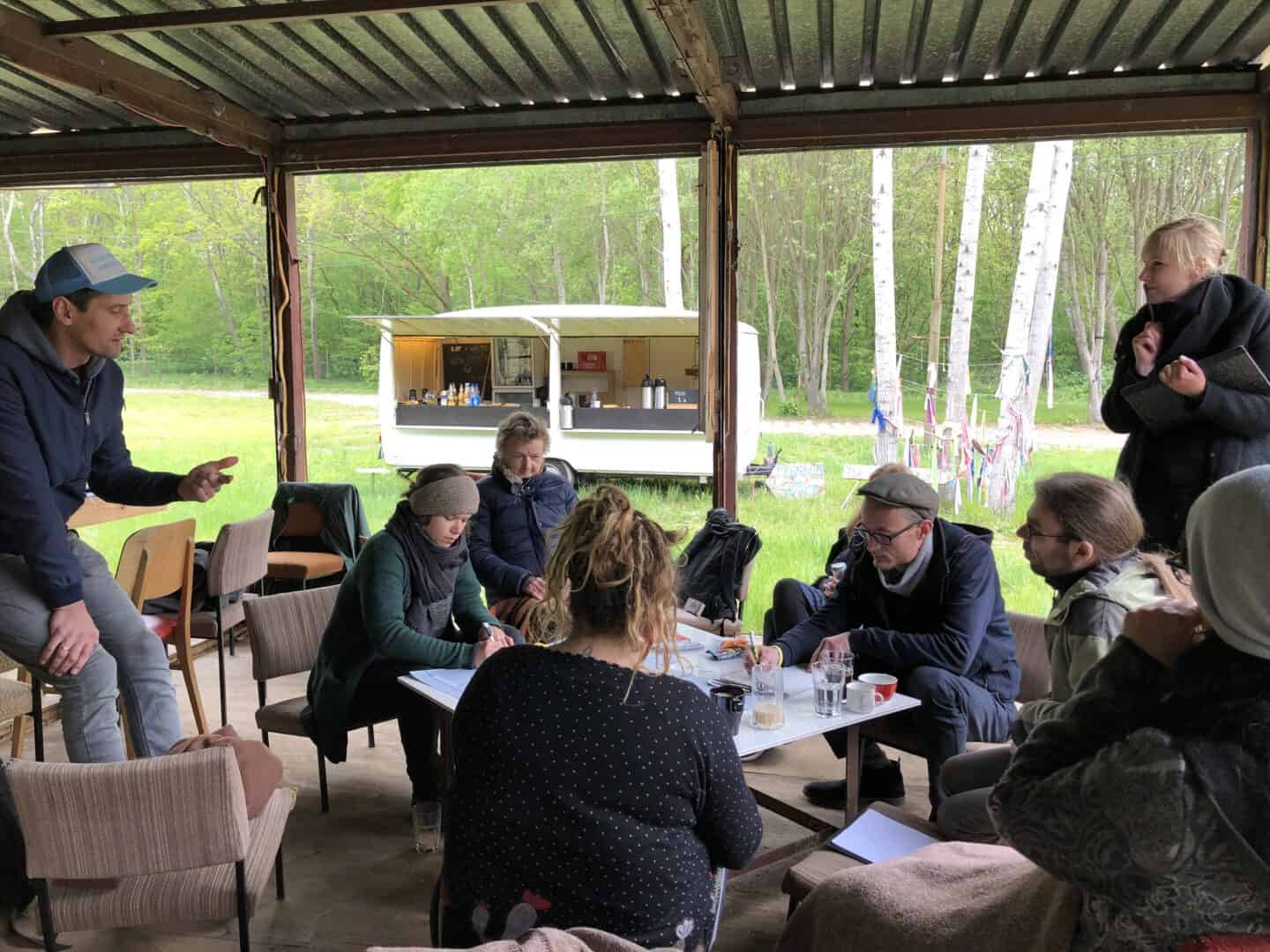 Nahaufnahme eines khakifarbenen Mantispers auf einem Blatt.