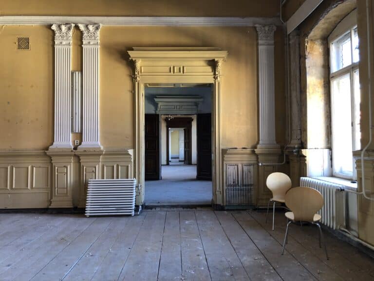 Altbau mit hohen Decken und klassischen Säulen.