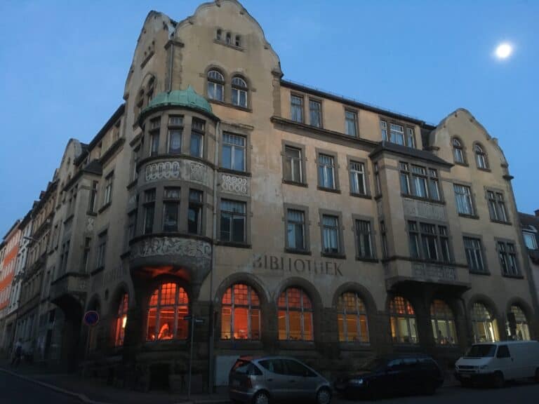 Historisches Gebäude in Zeitz mit beeindruckender Architektur bei Sonnenuntergang.