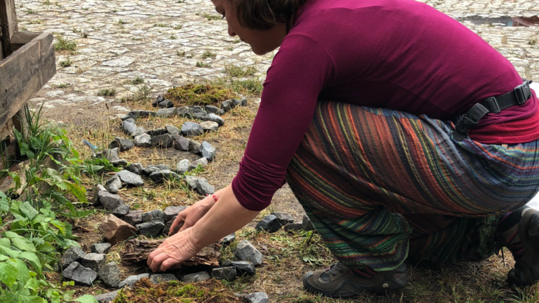 Gärtnerin beim Anlegen eines Steingartens in Erfurt.