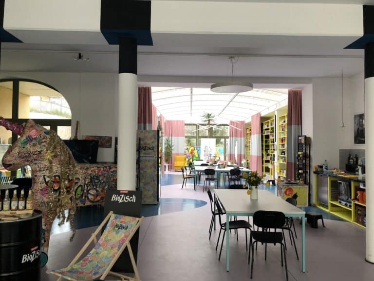 Kunstvolle Deko im modernen Raum mit bunten Elementen und kreativen Details.