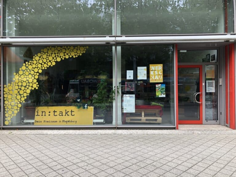 Kreativraum in Magdeburg mit bunten Postern und Sitzgelegenheiten.