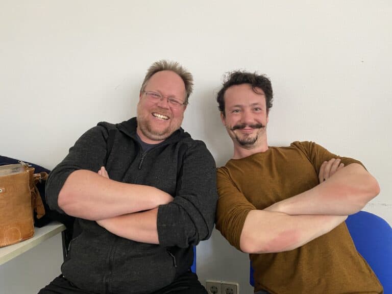 Lustige Freunde im Büro, lachen und entspannen bei einem Treffen in Eisenach.