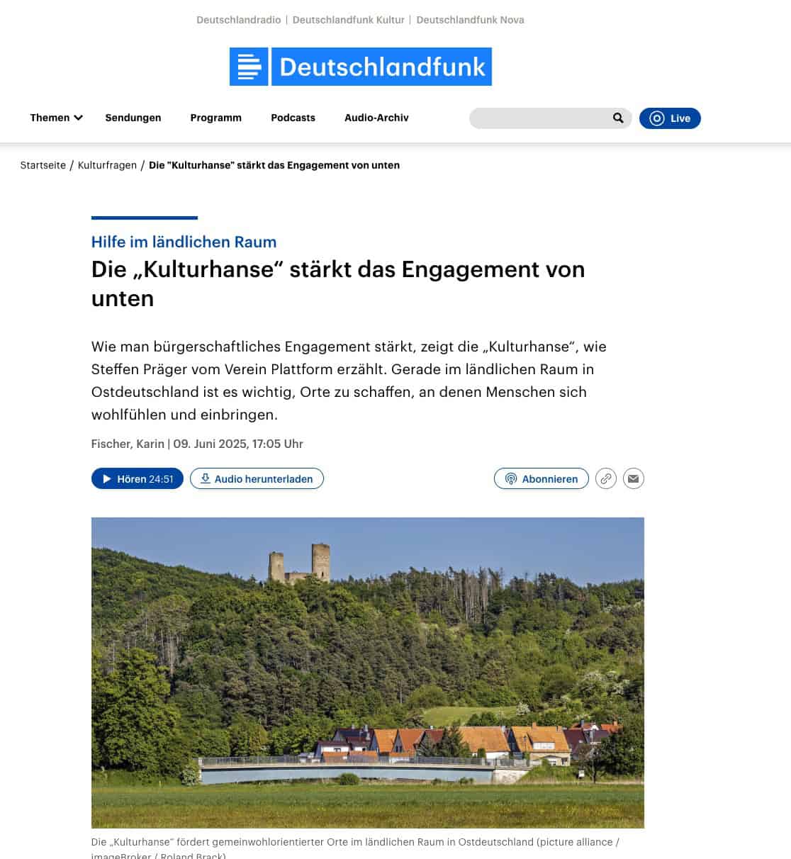 Landschaft mit Burg, Wald und Dorf im ländlichen Raum.