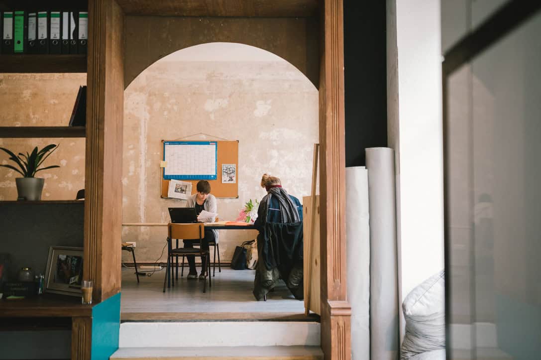 Produktives Arbeiten in einem stilvollen, hellen Büro mit zwei Personen an einem Tisch.