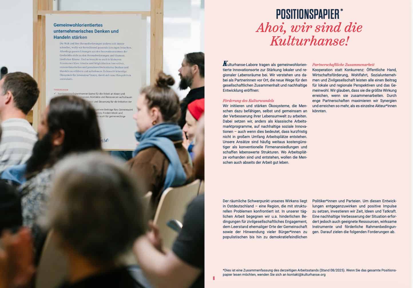 Menschen bei einer Konferenz, die sich mit Arbeitskultur und Innovation beschäftigen.