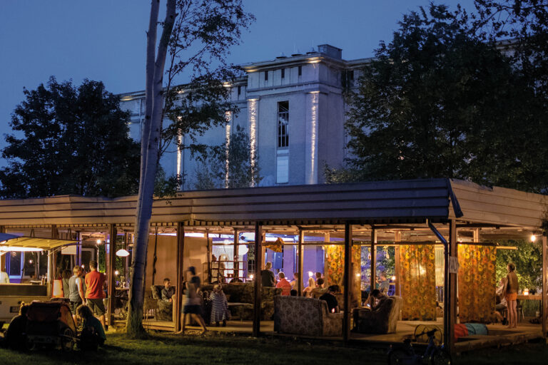 Außenansicht des Kühlhauses Görlitz bei Nacht mit beleuchteter Terrasse.