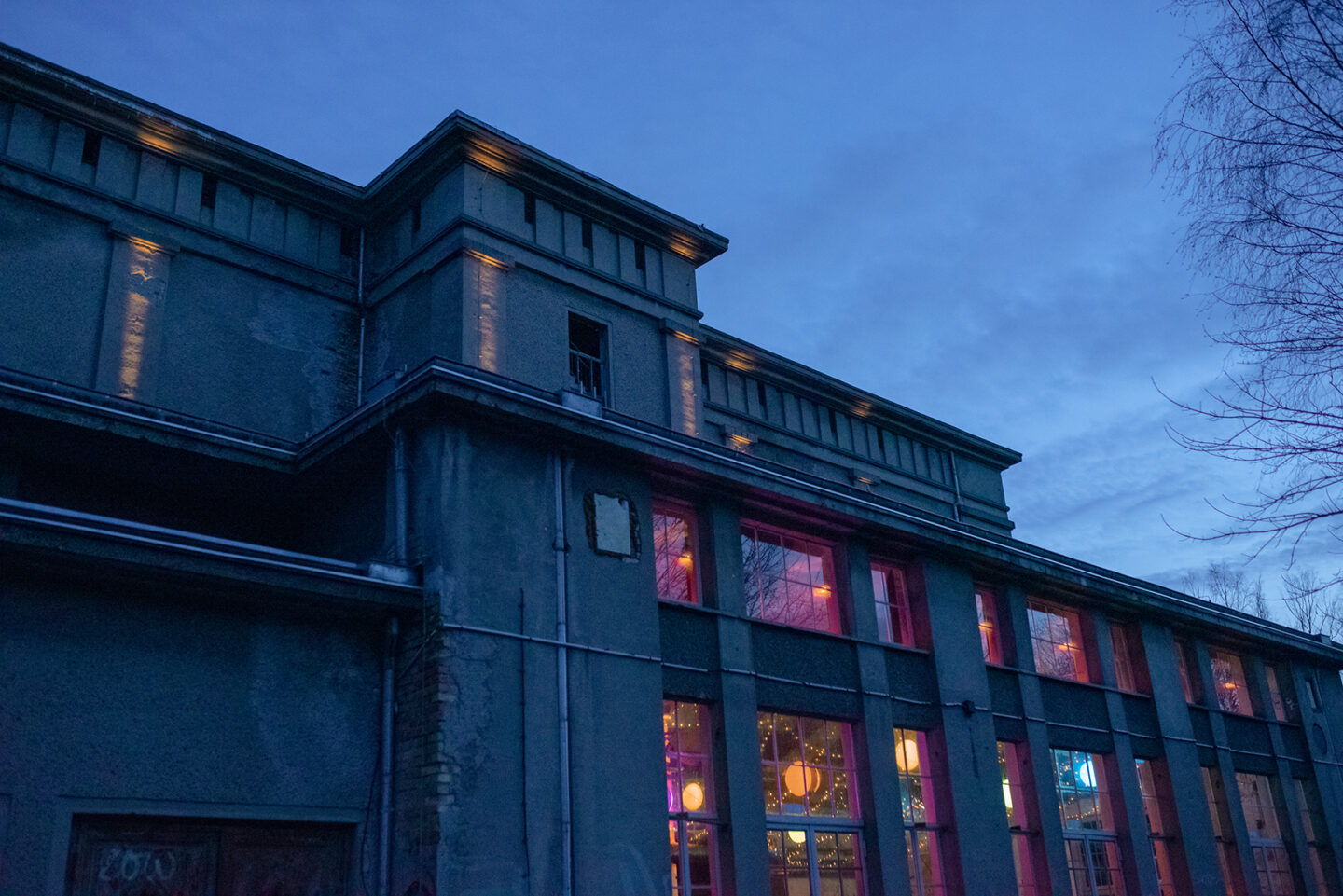 Historisches Kühlhaus in Görlitz bei Dämmerung, beleuchtet.