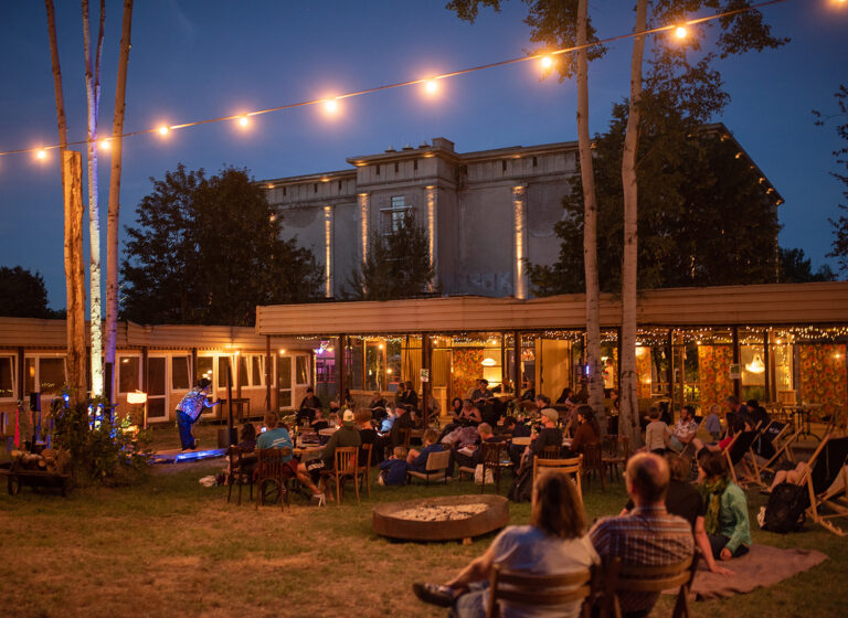 Das Kühlhaus Görlitz bei Nacht mit beleuchteter Außenfassade und gemütlicher Atmosphäre.