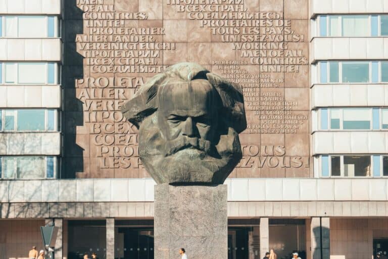 Büste von Karl Marx vor dem Karl-Marx-Kopf in Chemnitz.