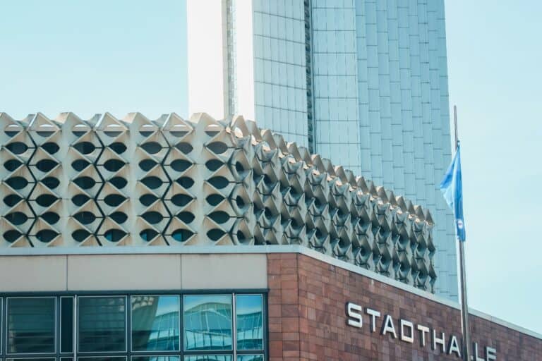 Stadthalle Chemnitz mit moderner Architektur.