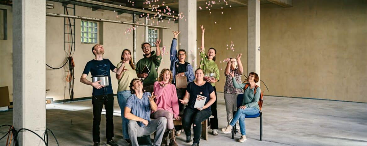 Gruppenfoto bei der Urbanothek-Veranstaltung mit lachenden Menschen und festlicher Stimmung.